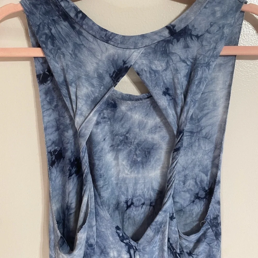 𝅺INTERI Open Back Pattern Gym Top - Picture 7 of 10